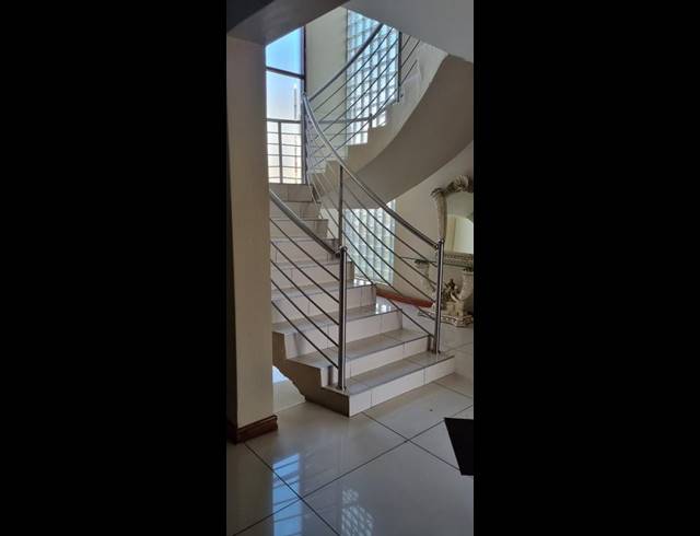 6 BEDROOM HOUSE FOR SALE IN SUMMERSET